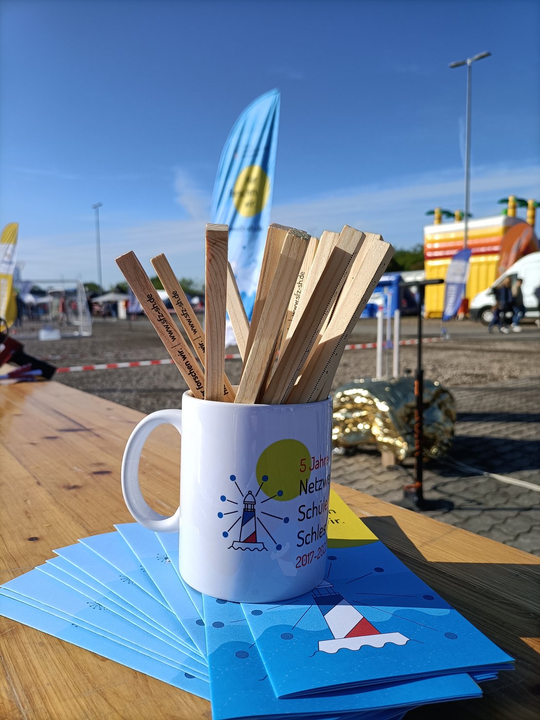 Foto Becher mit Holzstäben vom Schülerforschungszentrum auf dem dem RSH Kindertag.
