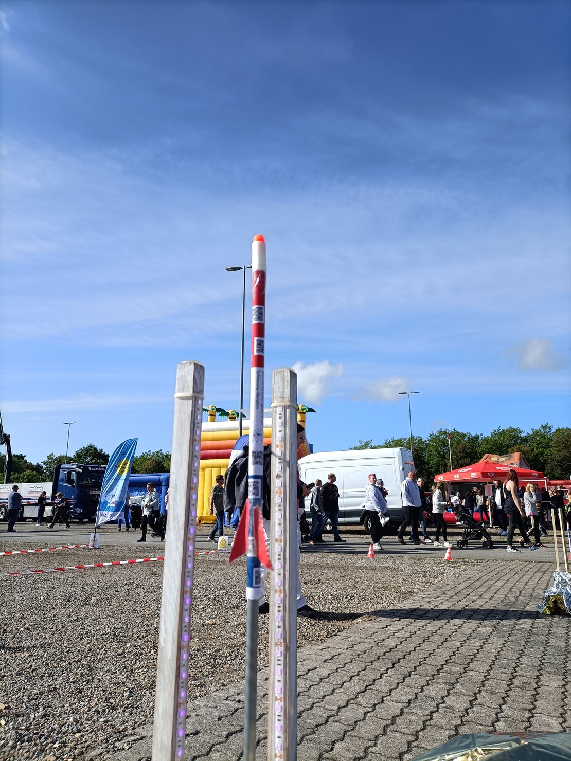 Foto  einer selbstgebauten Rakete im Rahmen des Schülerforschungszentrum auf dem RSH Kindertag.