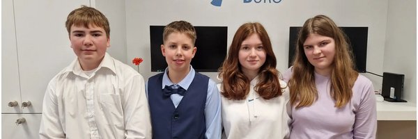 Schülerinnen und Schüler im Lernorientierungsbüro.