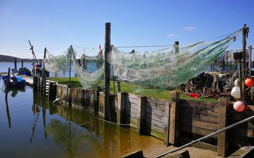 Hängende Fischnetze am Bootssteig