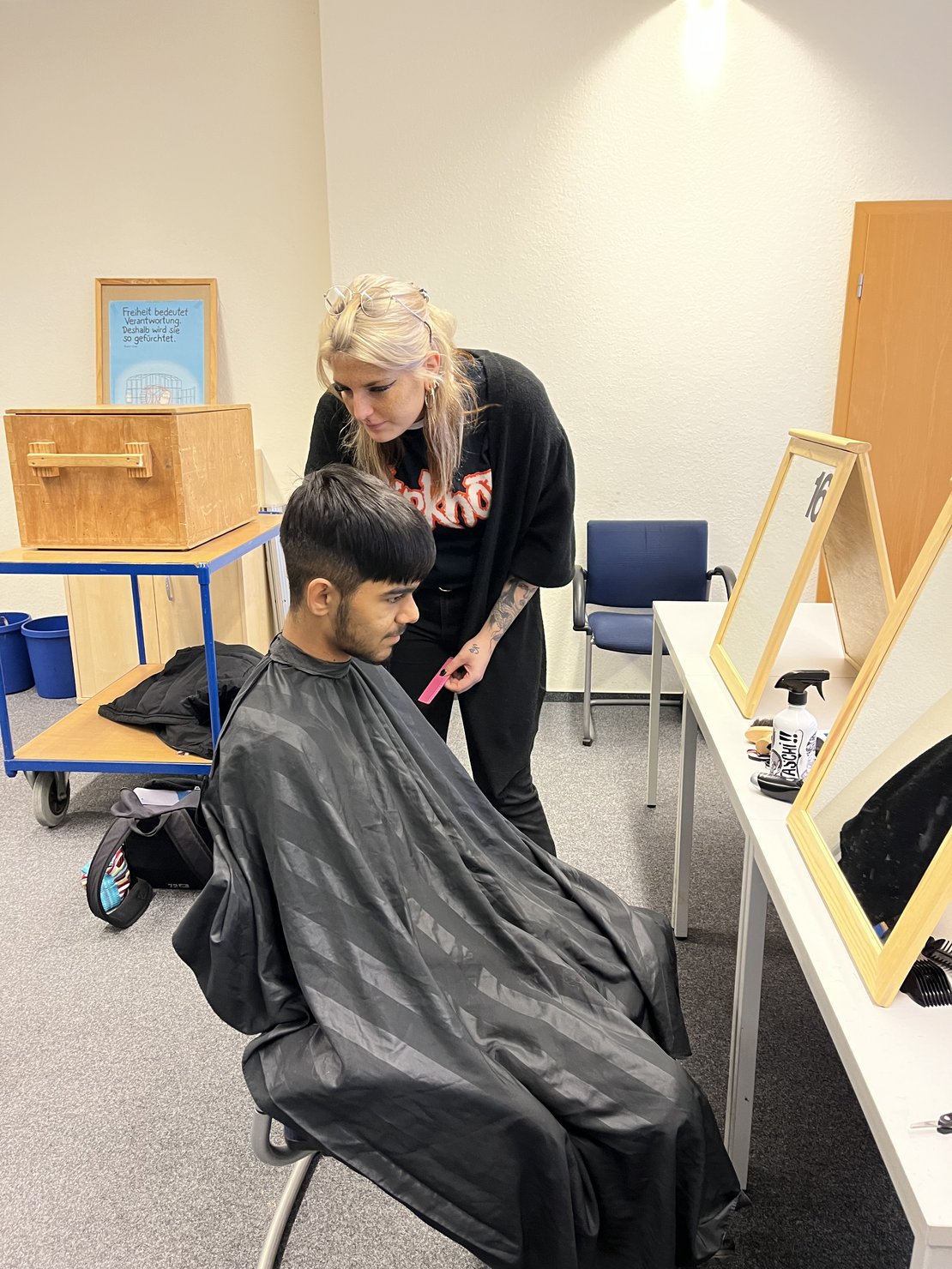 Foto Schüler*in beim Praktikum in einem Frisörsalon.