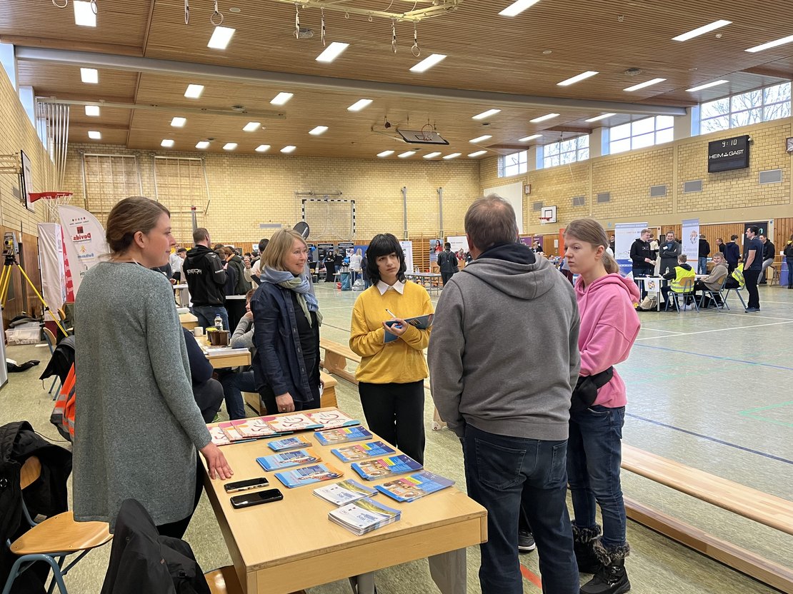 Foto von der Berufsmesse in der Sporthalle der Dannewerkschule.