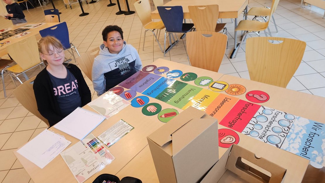 Foto Kinder bereiten den MINT Grundschultag vor.